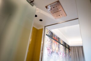 A bathroom with a yellow-tiled wall, a shower area, and a ceiling with a ventilation unit. - Ghibli Boutique Hotel Civitanova Marche (Civitanova Marche)