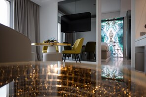 Suite (SMERALDO) | Woonruimte | Een 50-inch ledtelevisie met satellietzenders en televisie