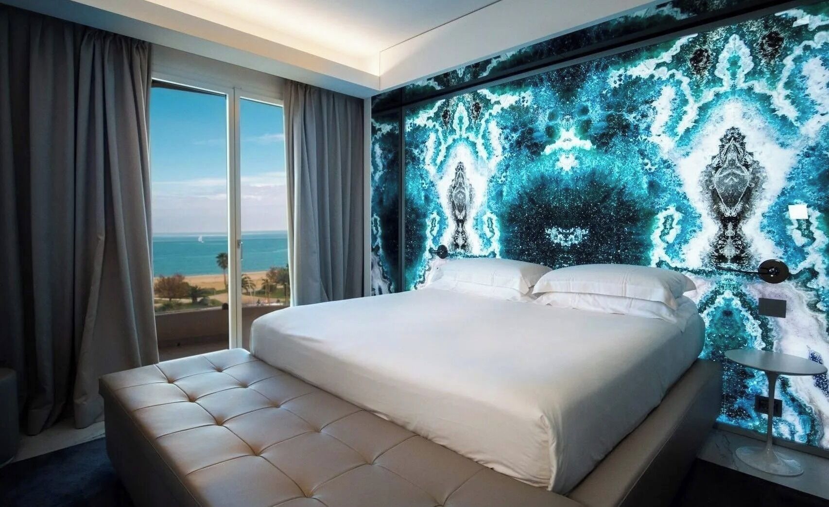 Ropa de cama de alta calidad y minibar 