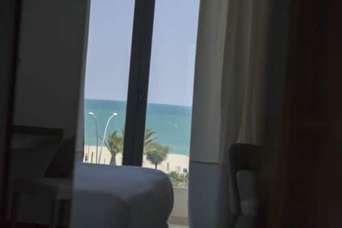 Doppia panoramica uso singolo, vista mare | Biancheria da letto di alta qualità, minibar, una cassaforte in camera