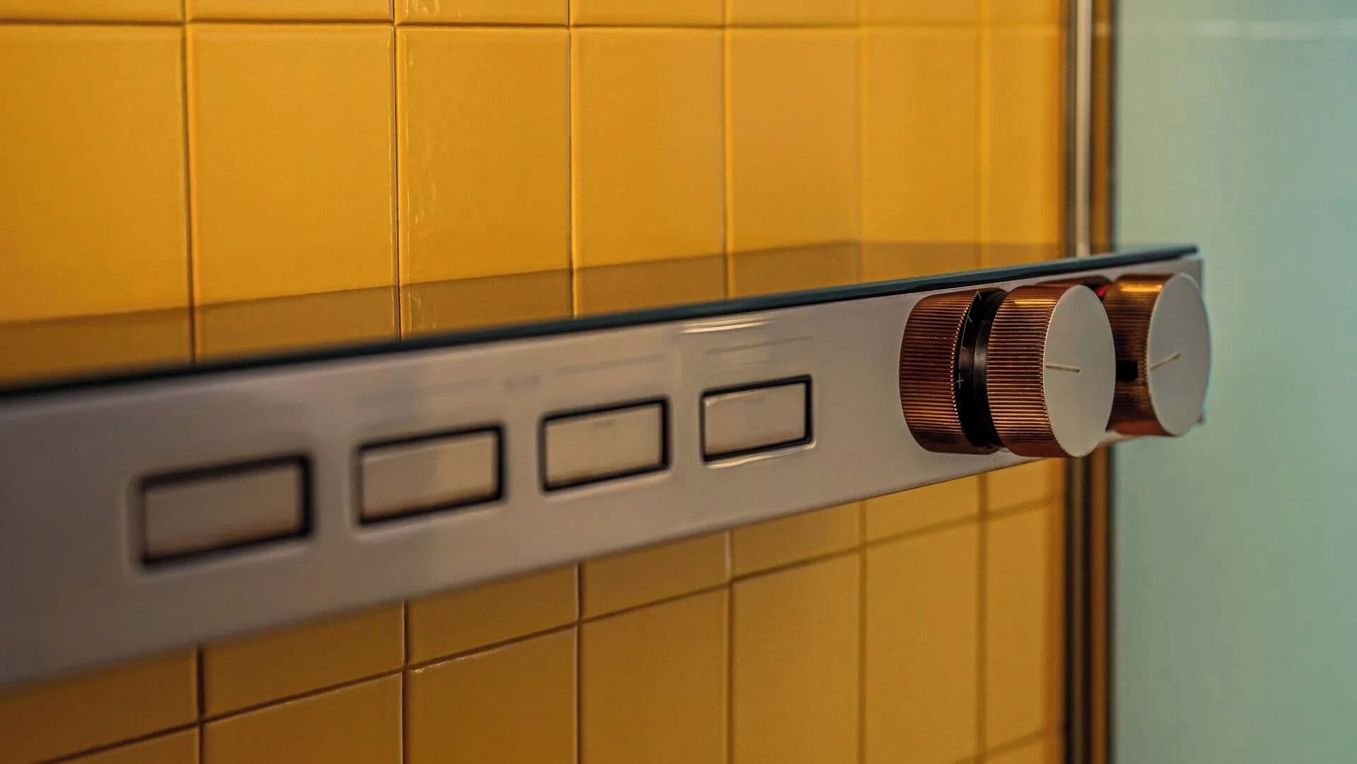 Un panel de control con una perilla giratoria y botones rectangulares.