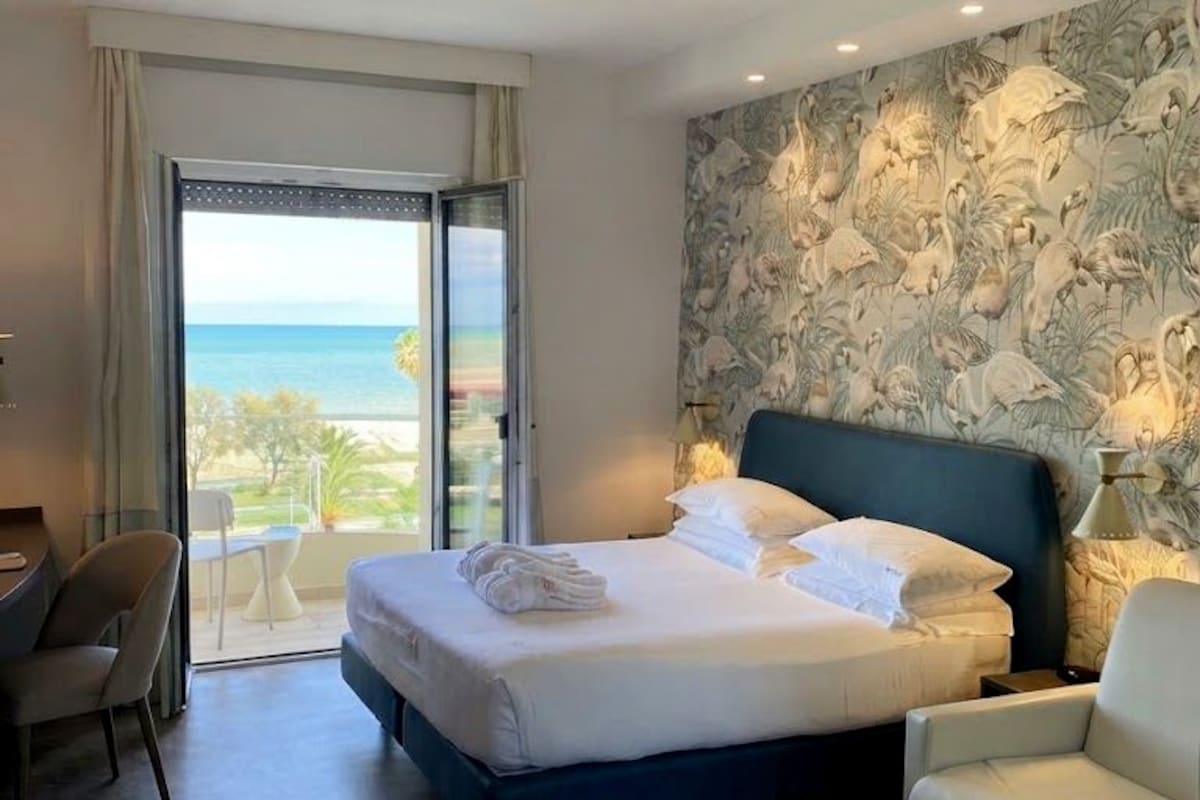 Habitación triple Deluxe, para no fumadores, vista al mar | Ropa de cama de alta calidad, edredón y camas con efecto memoria