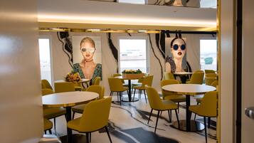 Tägliches Frühstücksbuffet gegen Gebühr