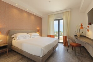Panorama kamer, 1 twee- of 2 eenpersoonsbedden, niet-roken, uitzicht op zee | Luxe beddengoed, een minibar, een kluis op de kamer, een bureau