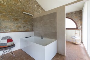 Junior Suite, Valley View | Jetted bathtub - B&B Villa San Bartolomeo (Montepulciano)