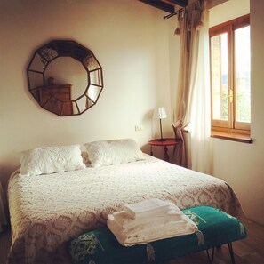 Dobbeltrom – standard | Dundyner, skrivebord, skrivebord for bærbar PC og blendingsgardiner