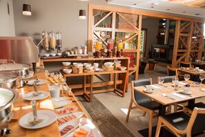 Free daily buffet breakfast - Hotel Casa Solaria (Pucón)