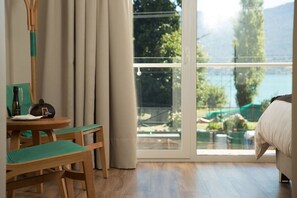 Kahden hengen superior-huone (yksi tai kaksi sänkyä), 1 keskisuuri parisänky, järvinäköala | Näkymä parvekkeelta