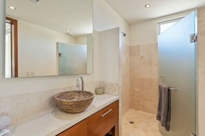 Condo | Banheiro | Banheira e chuveiro separados, banheira de hidromassagem