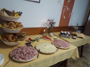 Free daily buffet breakfast  - Roseggerhof (Sankt Kathrein am Hauenstein)