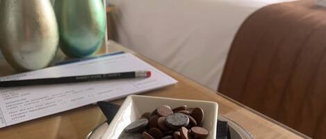 Chambre double, salle de bain attenante | Literie de qualité, couette en duvet, décor unique, ameublement unique