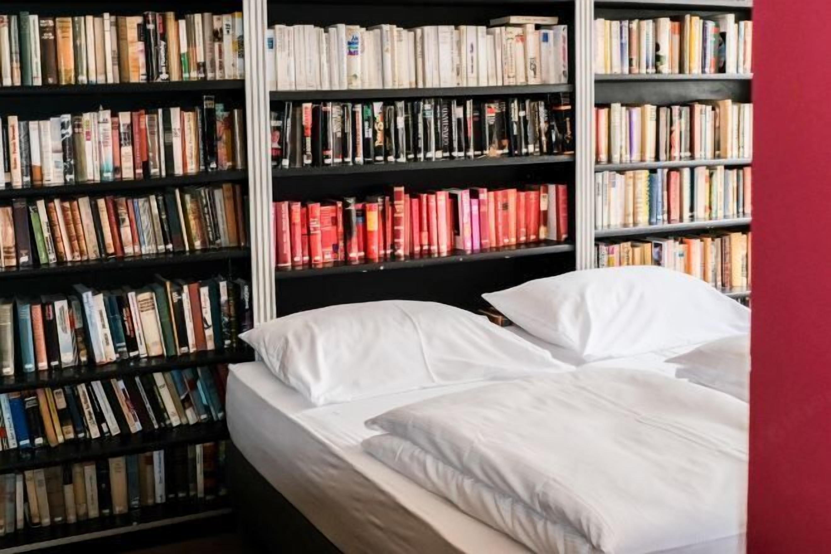 Escritorio y espacio para trabajar con laptop 