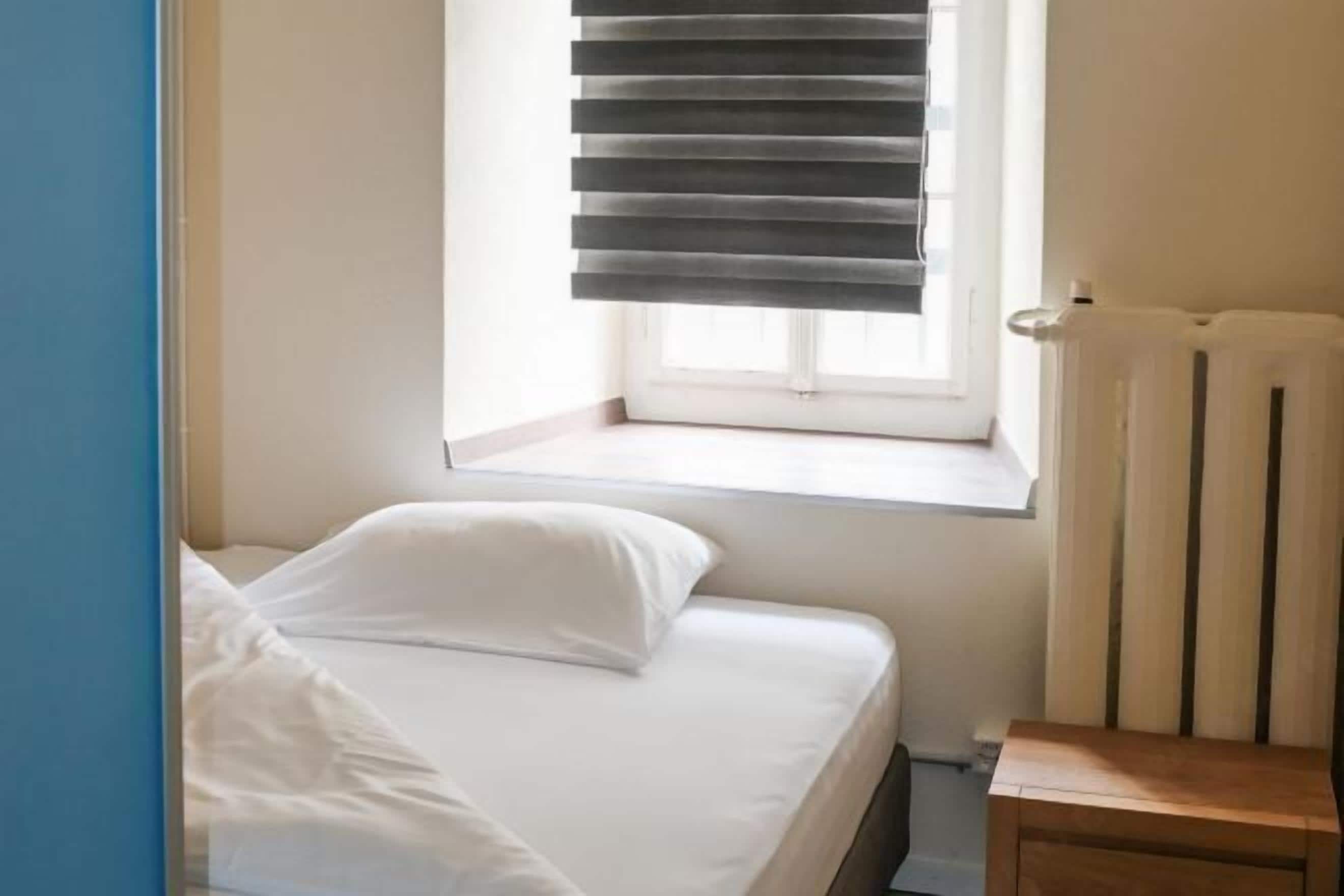 Escritorio y espacio para trabajar con laptop 