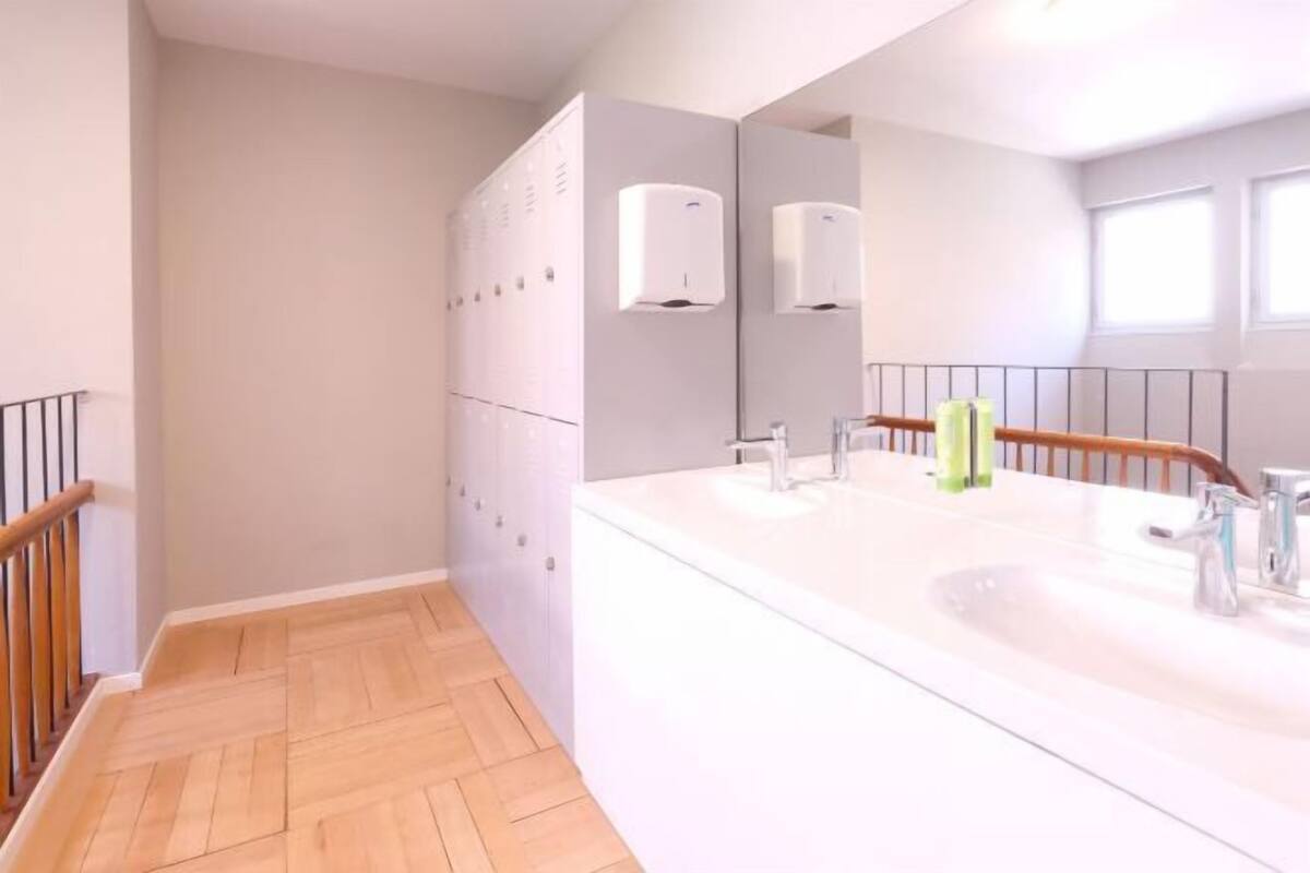 Shower, eco-friendly toiletries, hair dryer, towels