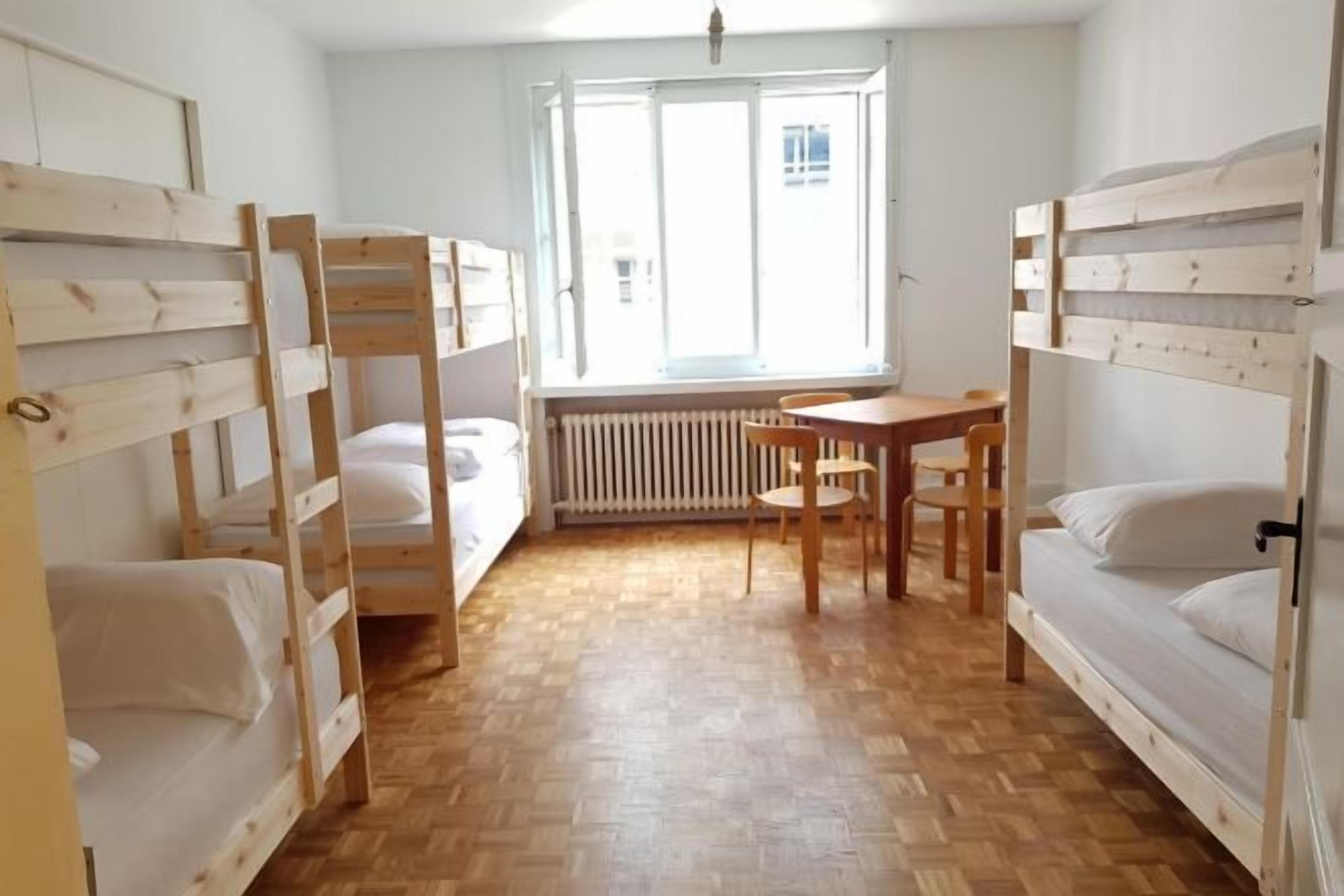 Escritorio y espacio para trabajar con laptop 