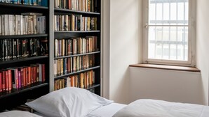 مكتب ومساحة عمل للكمبيوتر المحمول ومكواة/لوح كي وواي فاي مجانًا
