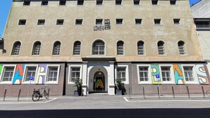 A building with a large sign reading "LOWEN GRALEN" above the entrance. - Barabas - Hostel (Lucerne)