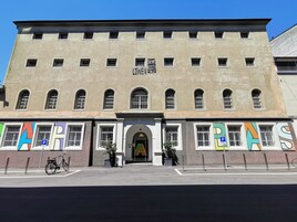Un edificio con un letrero grande que dice "LOWEN GRALEN" sobre la entrada.