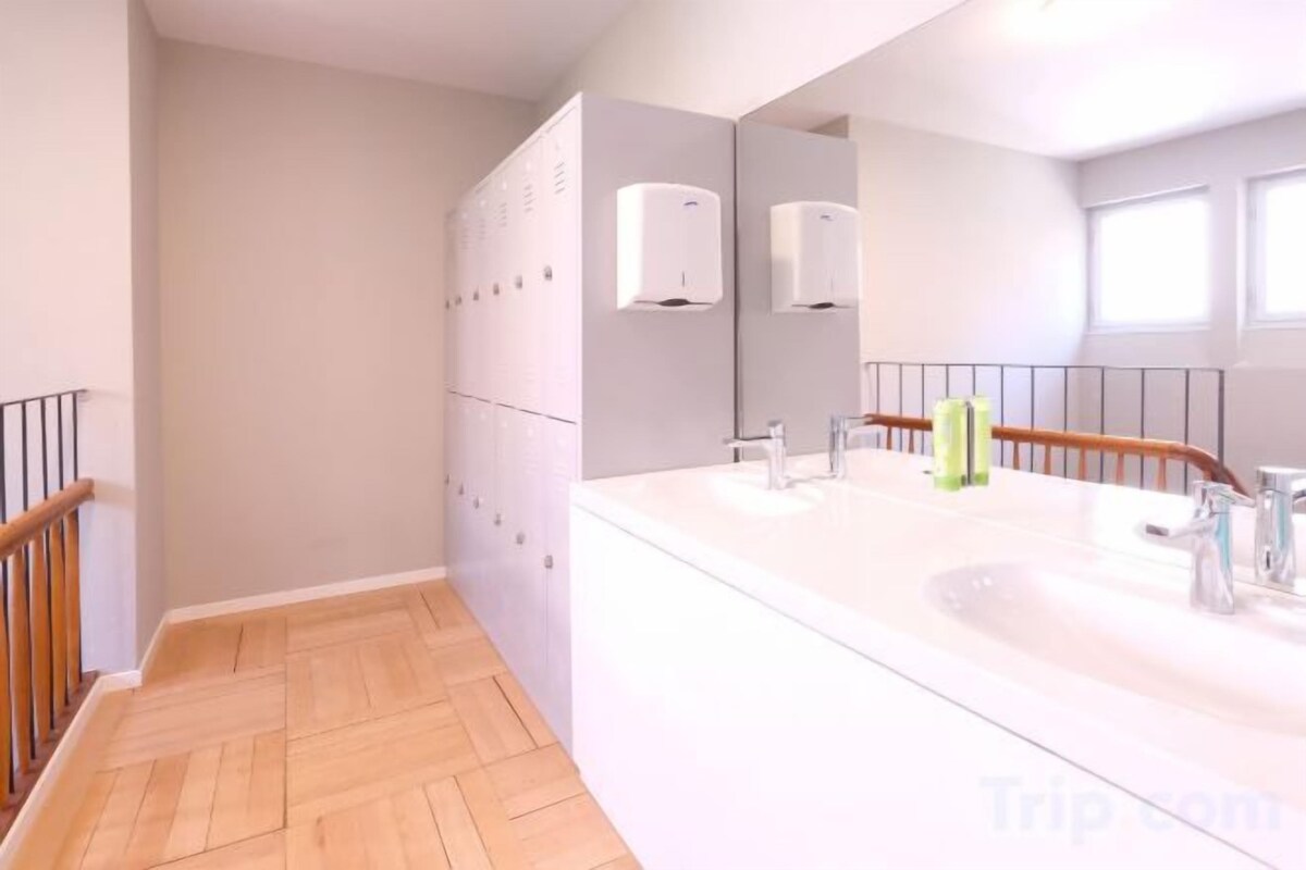 Douche, articles de toilette gratuits, sèche-cheveux