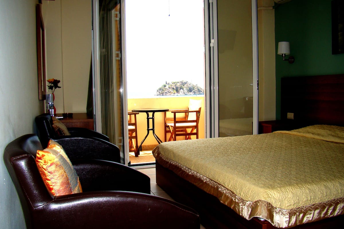 in-room safe, free wifi, bed sheets