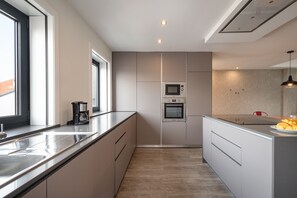 Full-size fridge, microwave, oven, stovetop