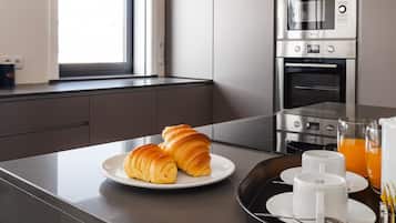 Full-size fridge, microwave, oven, stovetop