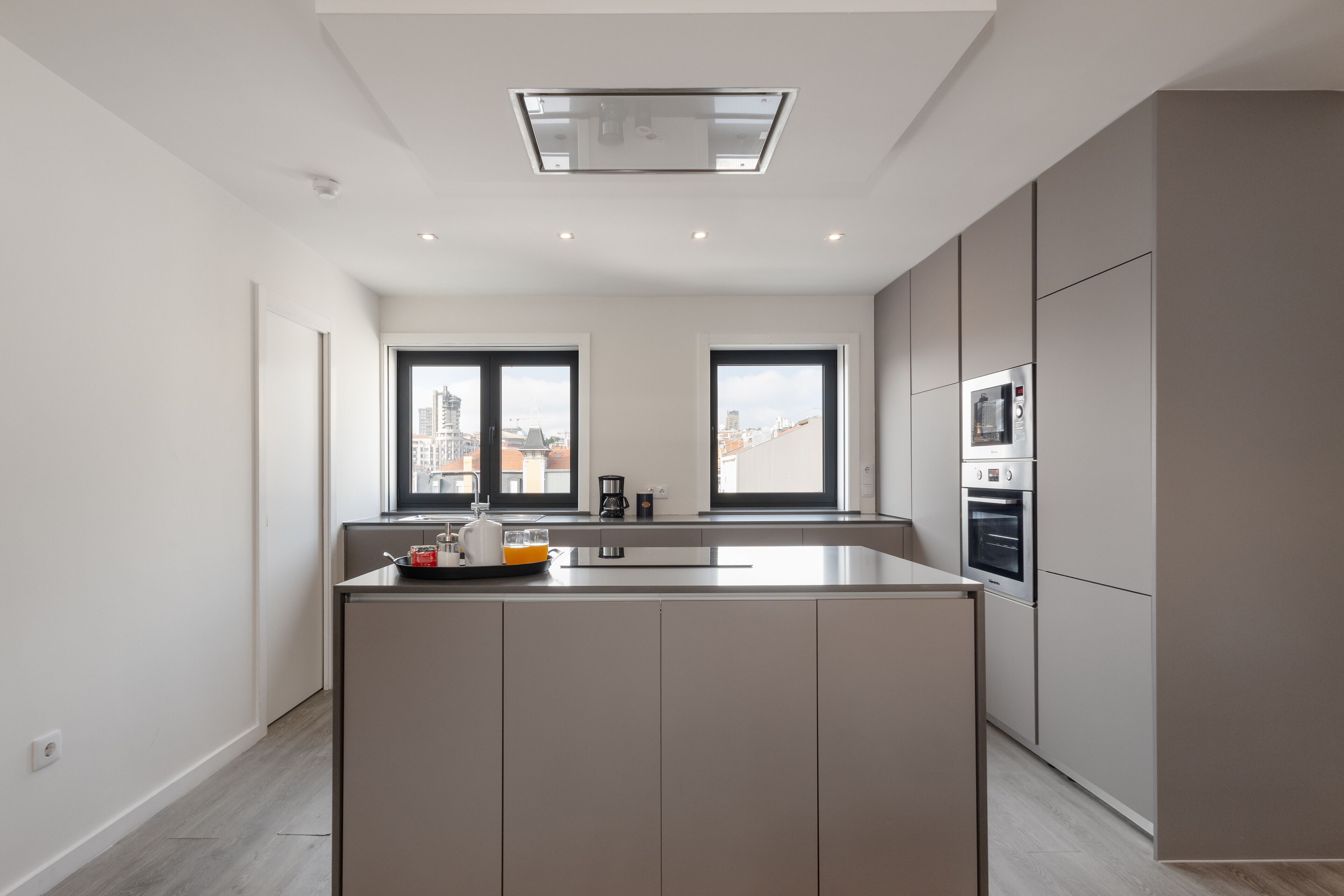 Refrigerador con freezer, microondas, horno, placa de cocina