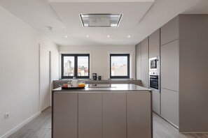 Großer Kühlschrank, Mikrowelle, Ofen, Herdplatte