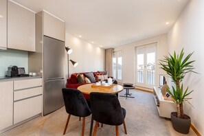 Appartement Deluxe, 1 chambre, balcon (3) | Aire de séjour | Téléviseur à écran plat