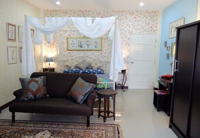 Minibar con artículos gratuitos y caja de seguridad en la habitación 