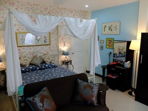 Free minibar, in-room safe, individually decorated, desk - The London Tearoom (Chiang Mai)