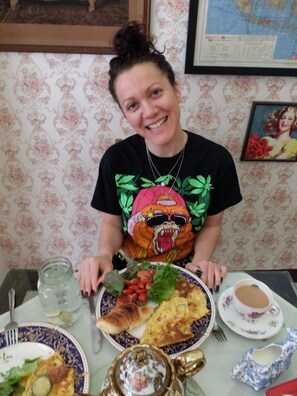 Breakfast, lunch and dinner served - The London Tearoom (Chiang Mai)