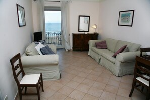 Una televisión de pantalla plana