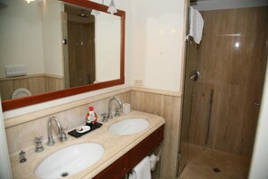 Regadera, amenidades de baño gratuitas, secadora de cabello, bidet 