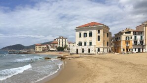 A beach with buildings in the background. - Palazzetto Florio (Castellabate)
