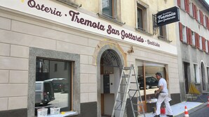Un edificio con un letrero que dice "Osteria Tremola San Gottardo Bed & Breakfast".