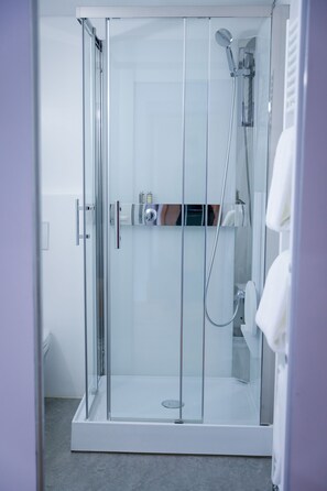 Comfort tweepersoonskamer | Luxe beddengoed, een bureau, verduisterende gordijnen, gratis wifi