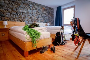 Premium bedding, desk, blackout curtains, free WiFi
