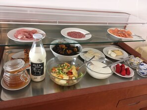 Daily buffet breakfast (CHF 15.00 per person)