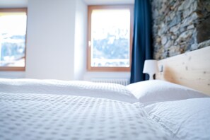 Comfort dubbelrum | Sängtillbehör av högsta kvalitet, skrivbord och mörkläggningsgardiner