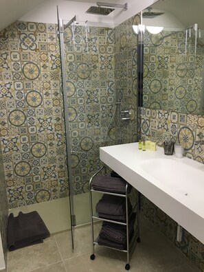 Economy-Doppelzimmer | Dusche im Bad