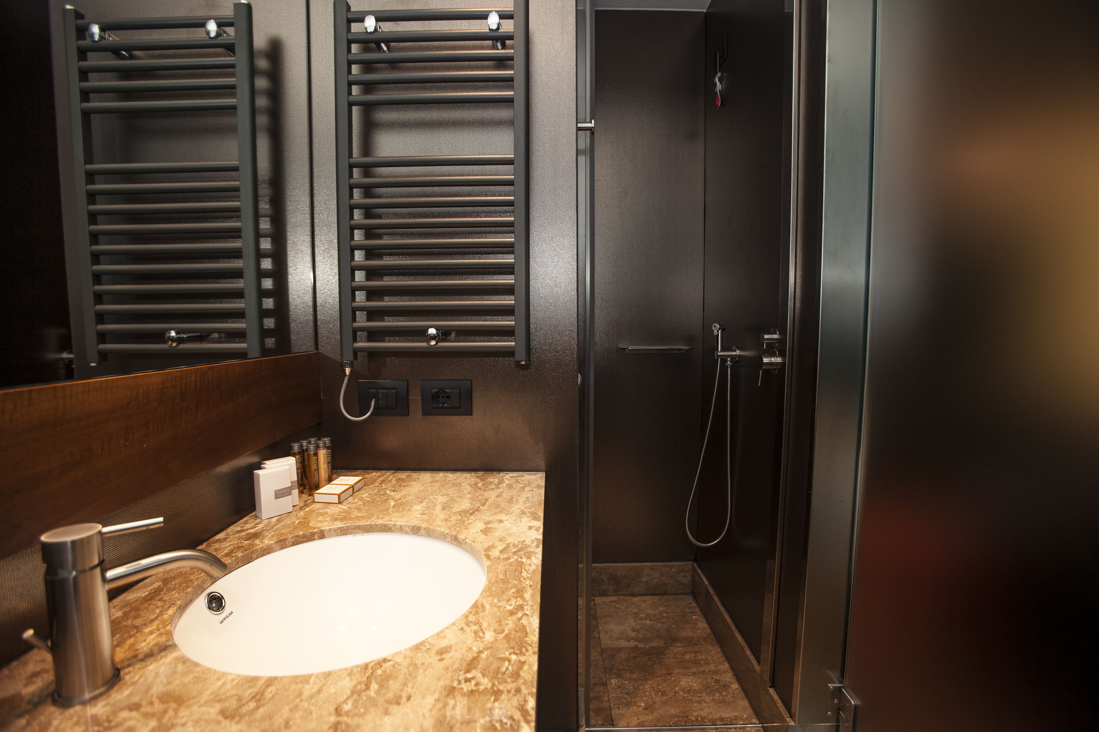 shower, rainfall showerhead, free toiletries, hair dryer