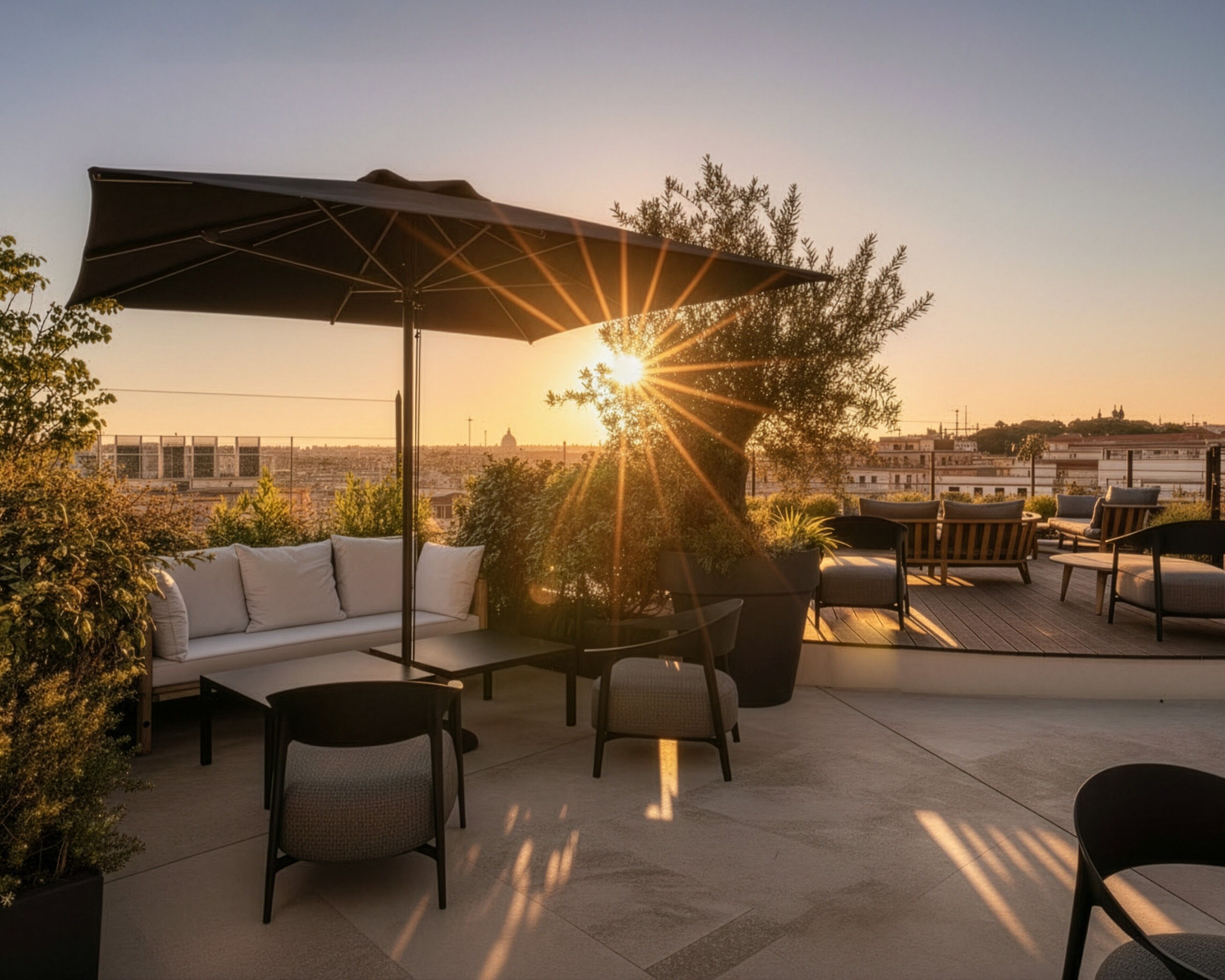 Une terrasse sur le toit, aménagée avec un canapé, des chaises et un grand parasol.