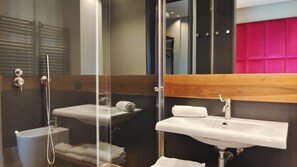 Panoramic Double Room | Bathroom | Shower, rainfall showerhead, free toiletries, hair dryer - Triviho Hotel (Rome)