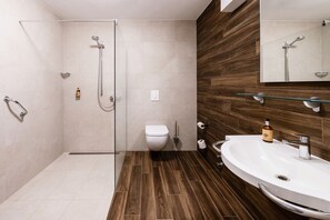 Ducha, artículos de tocador gratuitos, secador de pelo, toallas