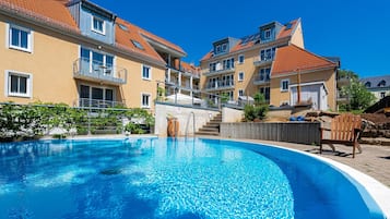 Hồ bơi ngoài trời