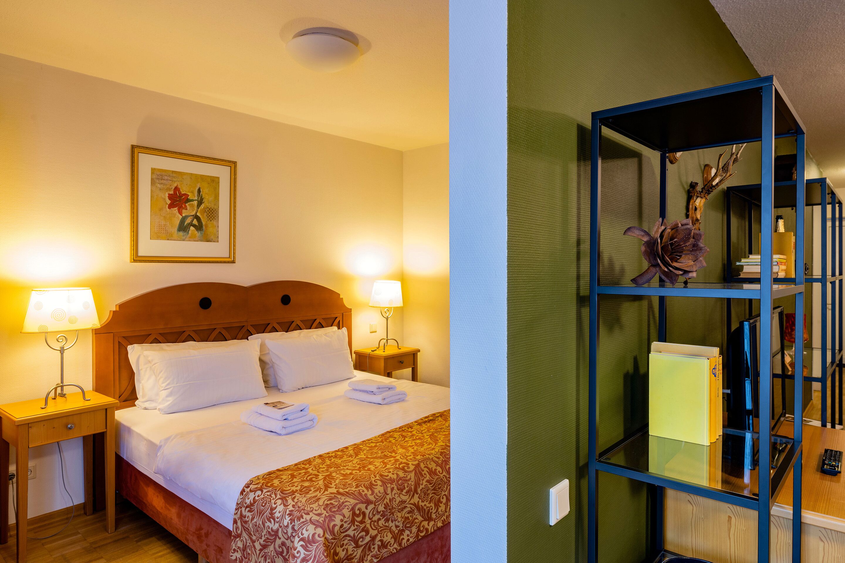 apartment, 2 bedrooms, balcony, garden view | 2 bedrooms, individually decorated, individually furnished, desk