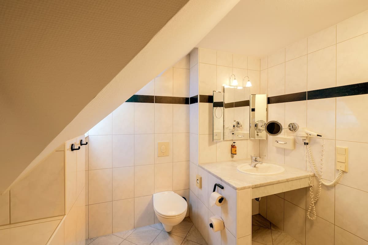 7er apartment (3 bedrooms) | bathroom | shower, free toiletries, hair dryer, towels