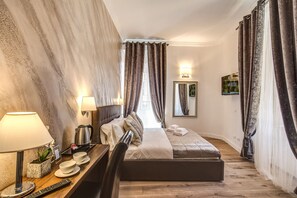 Kahden hengen superior-huone | Minibaari, tallelokero huoneessa, työpöytä