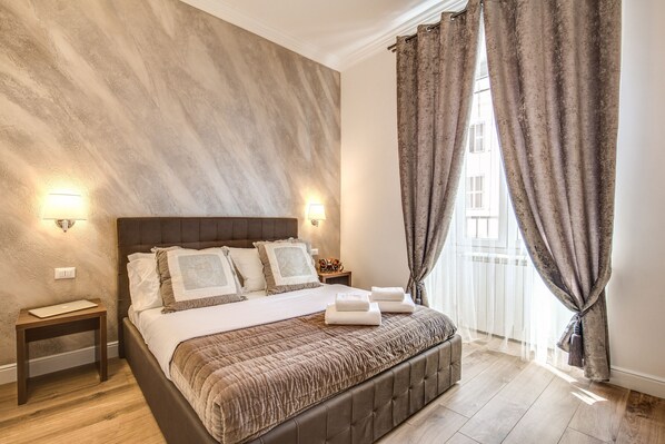 Minibar, coffres-forts dans les chambres, bureau